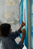 Alka Dass im Studio arbeitet an einem Bild