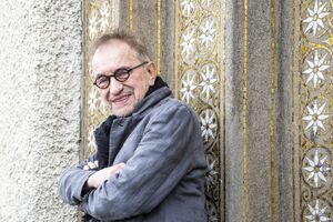 Walter Rennesien an Hauswand lehnent