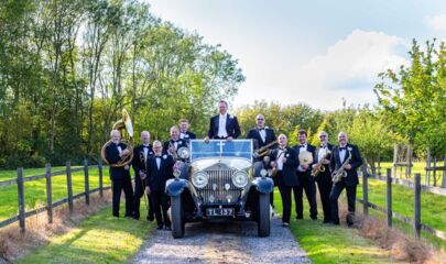 PASADENA ROOF ORCHESTRA auf Feldweg mit Fahrzeug, führt zum Kalendereintrag