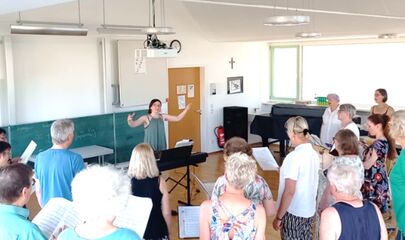 Der Chor der Musikschule “Wings of Joy” mit Chorleiterin Nicole Schumann, führt zum Kalendereintrag