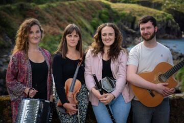 Die Band Cuas mit Instrumenten vor Naturkulisse