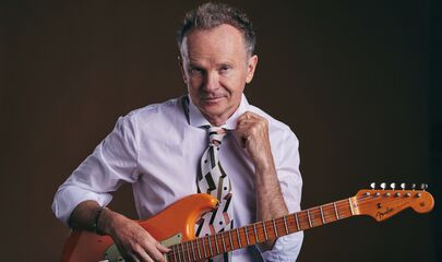 Willy Astor mit E-Gitarre, führt zum Kalendereintrag
