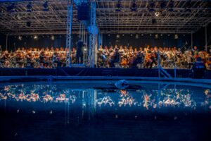 OpernAir Orchester vor abendlicher Kulisse im Fürstenlager