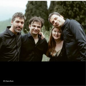 Dorothee Mields und das G.A.P Ensemble zusammen stehend vor Baumhintergrund