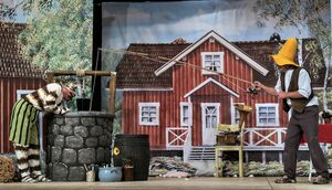 Peterson und Findus vor Kulisse