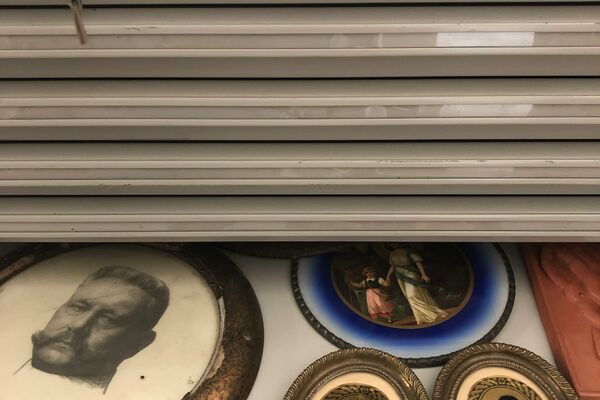 Halb geöffneter Schrank mit Ausstellungsstücken Link führt zu den Sammlungen