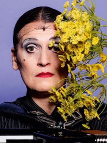 Carmela de Feo mit Blumen im Gesicht