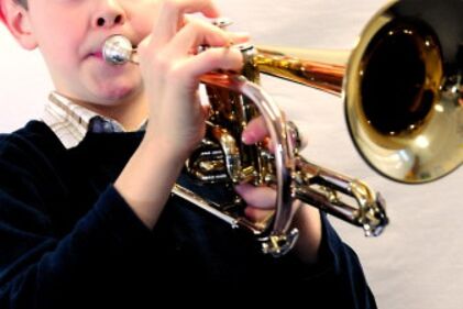 Junge mit Trompete Link führt zu Blasinstrumente