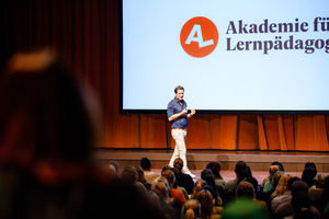 Dozent der Akademie für Lernpädagogik auf der Bühne
