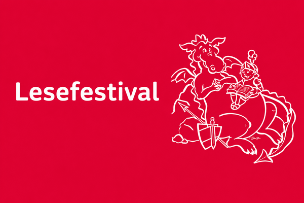 Drache mit kleinem Siegfried, der ein Buch hält, auf dem Bauch, führt zur Unterseite Lesefestival