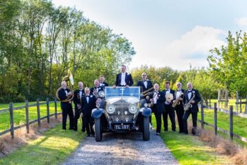 PASADENA ROOF ORCHESTRA auf Feldweg mit Fahrzeug