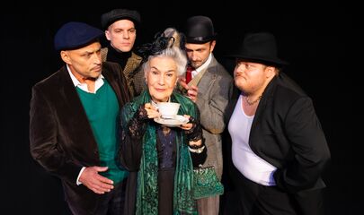 Die alte Lady mit Teetasse umringt von den 4 Killern, führt zum Kalendereintrag