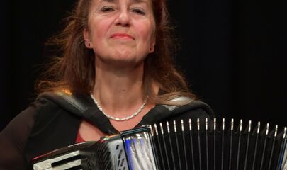 Cordula Sauter mit Akkordeon, führt zum Kalendereintrag