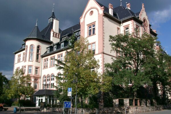 Frontansicht Rathaus Bensheim mit Bäumen, führt zur Rathausgalerie
