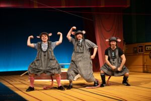Drei Schauspieler als Mäuse verkleidet auf Bühne