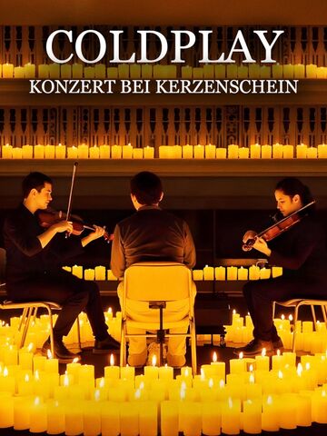 Drei Musiker zwischen vielen Kerzen auf einer Bühne