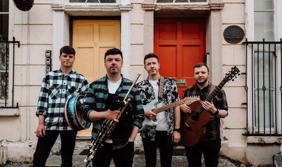 Connor Mallon Band vor Gebäude mit Instrumenten, führt zum Kalendereintrag