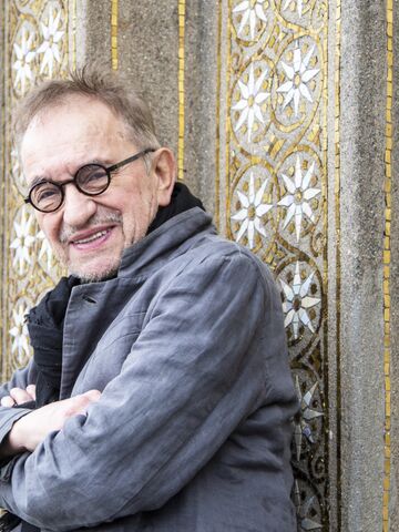 Walter Rennesien an Hauswand lehnent