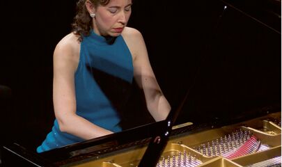 Angela Hewitt am Flügel, führt zum Kalendereintrag