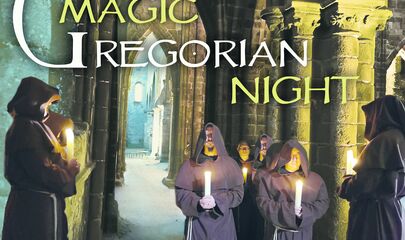 Mönche mit Kerzen in Klosterbau, führt zum Kalendereintrag