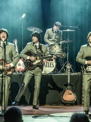 THE CAVERN BEATLES auf der Bühne, führt