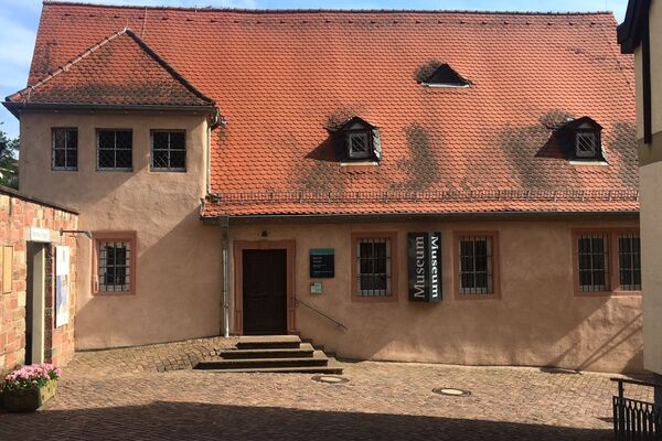Haupteingang Museum Bensheim Link führt zu der aktuellen Sonderausstellung