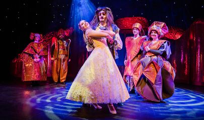 Die Schöne und das Biest tanzend im Vordergrund, dahinter vier Figuren aus der Geschichte stehend, führt zum Kalendereintrag