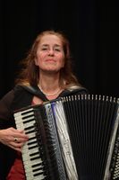 Cordula Sauter mit Akkordeon