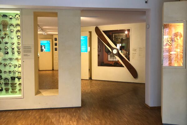 Ausstellungsraum mit Propeller im Vordergrund Link führt zu den Ausstellungen