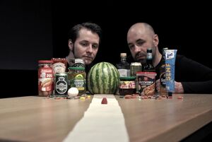 Die Protagonisten von Himlet mit den zwei Spielern im Hintergrund, führt zum Kalendereintrag