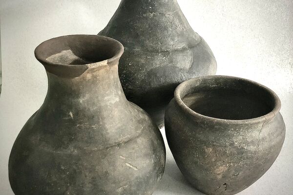 Drei Tongefäße Link führt zu der Dauerausstellung