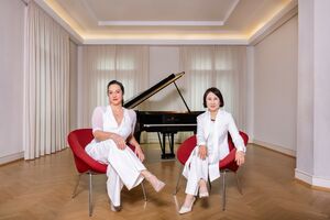 Franziska Dannheim und Jeong-Min Kim auf roten Seeseln vor Flügel sitzend , führt zum Kalendereintrag