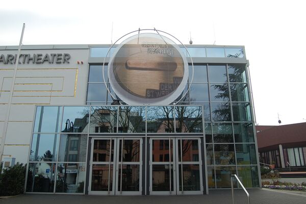 Haupteingang Parktheater frontal, link führt zur Gertrud-Eysoldt-Galerie