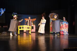 Fünf Schauspieler auf Bühne, führt zum Kalendereintrag