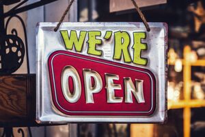 Schild mit We´re Open Schriftzug.