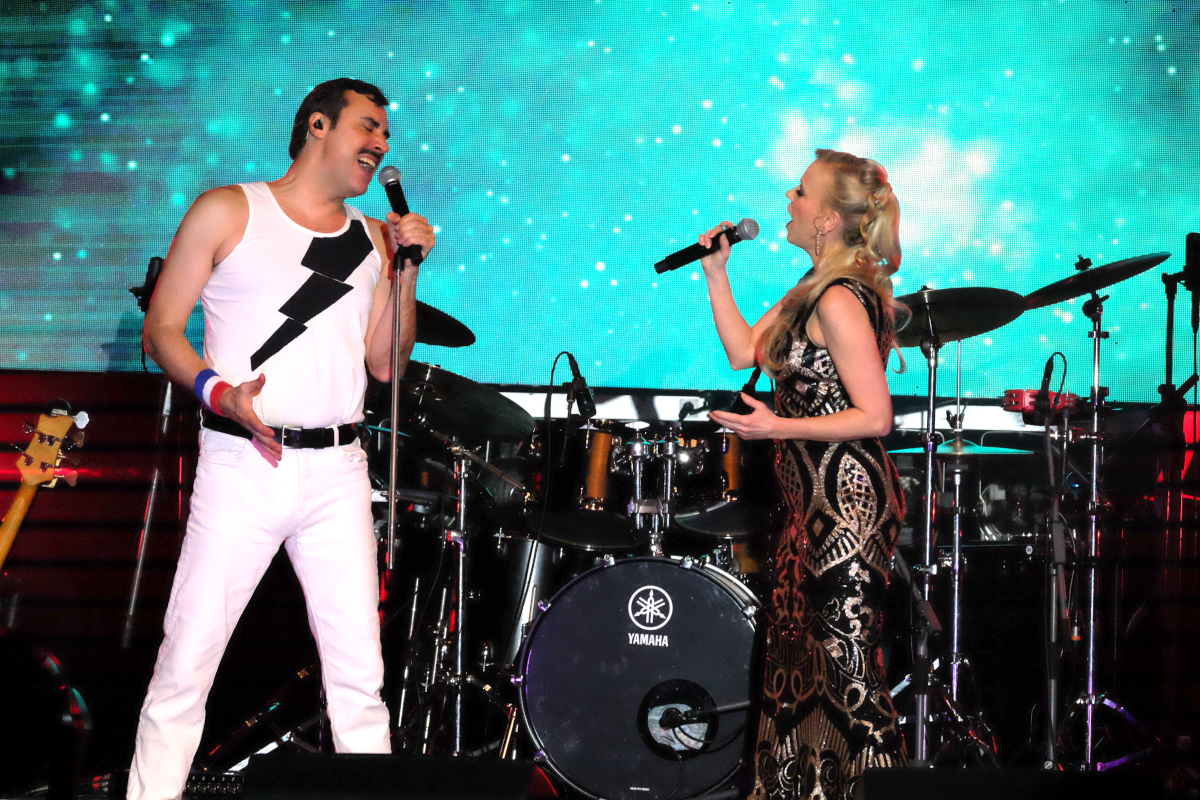 Freddie Mercury mit Sängerin auf Bühne