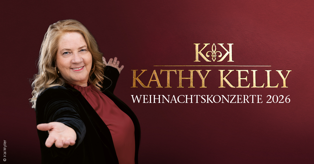 Kathy Kelly in Präsentationspose daneben Schriftzug Kathy Kelly